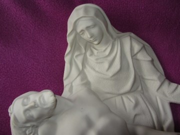 VIRGEN PIEDAD Plafón Marmolina Blanca 53x37x7 (2)
